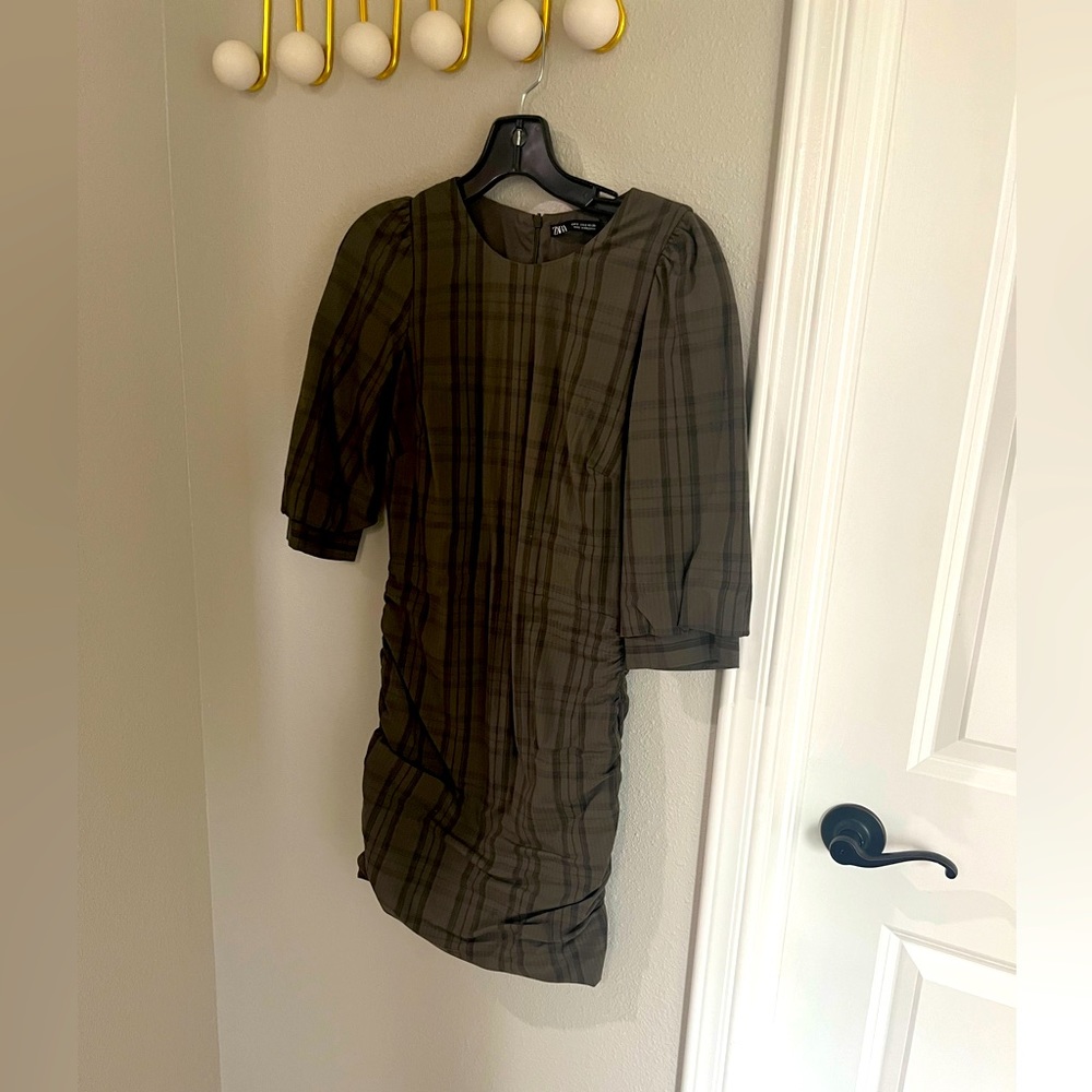 Cute mini dress that can be worn in both fall & spring.